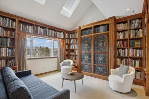 斯托Stowe Haven的客厅里装满了书架