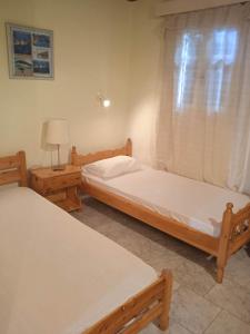 凯里翁Peyko Rooms的带窗户的客房内设有两张单人床。