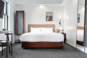 圣地亚哥The Guild Hotel, a Marriott Tribute Portfolio Hotel的一间卧室配有一张带白色床单的大床