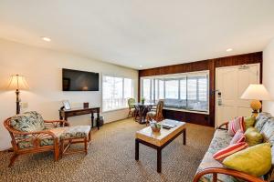 圣地亚哥Ocean-View La Jolla Condo Rental with Covered Patio!的客厅配有沙发和桌子
