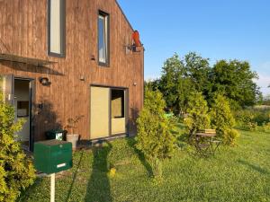 克拉科夫Appena Guest House的院子里有绿色邮箱的房子