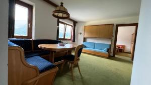 乌滕多夫布兰戴克旅馆的客厅配有桌子和蓝色沙发