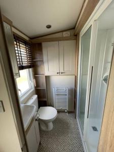 威尔汉姆2-6 guests Holiday Home in Durdle Door的一间带卫生间和水槽的小浴室