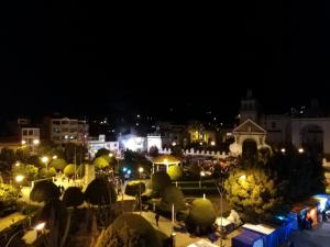 科帕卡巴纳H.Espejo的夜晚带灯光的城市景观