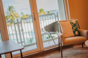 奥拉涅斯塔德Renaissance Wind Creek Aruba Resort的客房设有椅子和景观阳台