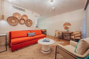 奥拉涅斯塔德Renaissance Wind Creek Aruba Resort的客厅配有红色的沙发和桌子