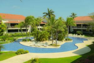 普拉亚科罗纳多Private Owned Suite at Coronado Luxury Suite Hotel & Golf Course的享有带游泳池的度假村的空中景致