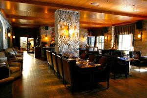 蒙特朗布朗第五元素酒店的一间带桌椅的餐厅和一间酒吧
