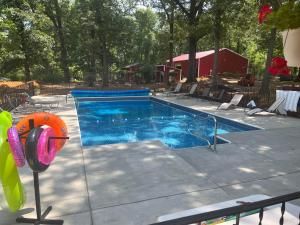 莱巴嫩Cedar Grove Inn的设有一个大型游泳池,