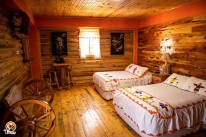 克雷尔TARAMURI HOTEL & TOURS的小木屋内一间卧室,配有两张床