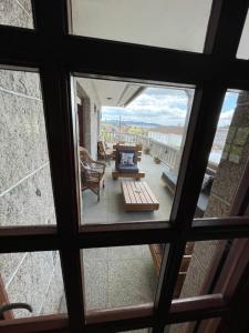 米亚诺Casa Arxon的从客厅的窗户可欣赏到风景