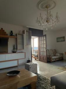 米亚诺Casa Arxon的客厅配有吊灯、沙发和桌子