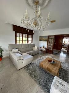 米亚诺Casa Arxon的带沙发和吊灯的客厅