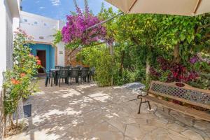 圣米克尔德巴兰4 bedrooms villa with private pool enclosed garden and wifi at Sant Miquel de Balansat 5 km away from the beach的庭院里设有长凳,种植了植物和鲜花