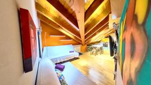 伊斯卡日拉La buhardilla de Escarrilla - tucasaenlospirineos的客厅设有白色沙发和木制天花板。