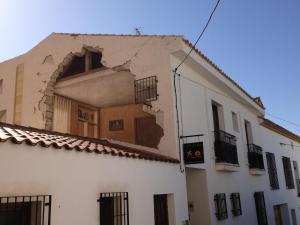 贝尔蒙特Casa Rural Descanso del Quijote的建筑的侧面有一个洞