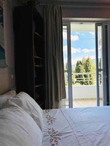 KroústasVilla Rahati的一间卧室设有一张床,享有阳台的景色