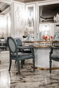切尔诺夫策Hotel Aristocrat的一间带桌子和两把椅子的用餐室