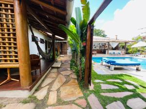 托兰克索Pousada Pandoro的一个带游泳池和房子的度假胜地