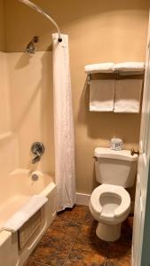 Milton-FreewaterMorgan Inn and Suites Walla Walla的浴室设有卫生间、浴缸和毛巾。