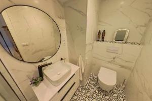 伊斯卡日拉Hadar Deluxe - tucasaenlospirineos的白色的浴室设有水槽和镜子