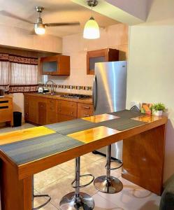 蒙特雷Hermoso departamento en Paseo Santa Lucia的厨房配有不锈钢冰箱和台面