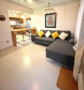 蒙特雷Hermoso departamento en Paseo Santa Lucia的带沙发的客厅和厨房