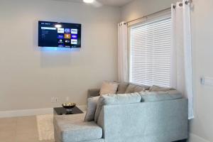 休斯顿Modern Minimalist Luxury Retreat的带沙发和平面电视的客厅