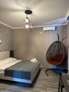 卡瓦拉提Villa Residence的一间卧室配有一张床和一张挂椅