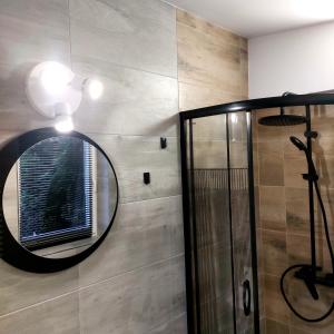 科沙林拜耳克努公寓的浴室墙上的镜子