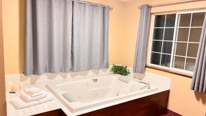 Milton-FreewaterMorgan Inn and Suites Walla Walla的带窗户的浴室内的白色浴缸