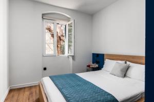 Ágios RókkosCorfu Lux City的一间卧室设有一张床和一个窗口