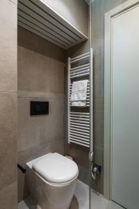 Ágios RókkosCorfu Lux City的一间带卫生间和淋浴的浴室