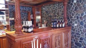 ZoltRestaurant-Pensiune La Danila的吧台上放着一束瓶子的酒吧