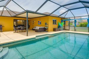 珊瑚角Pet-Friendly Cape Coral Vacation Rental with Lanai!的一个带庭院和房子的大型游泳池