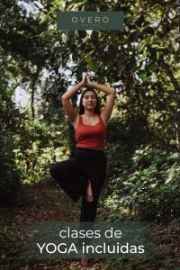 伊瓜苏港Overo Lodge & Selva的一位女士在树林里做瑜伽
