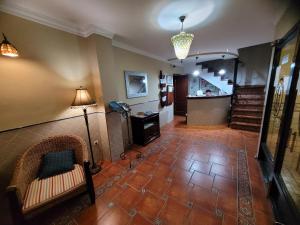 萨各夫雷纳海玛旅馆的走廊设有沙发和灯,楼梯