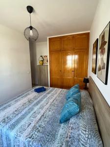 普拉亚布兰卡Casa Noas的一间卧室配有一张带蓝色枕头的床。