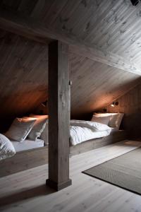 斯特兰达Strandafjellet Panorama Lodge - Large Cabin with Majestic Mountain View的配有木天花板的客房设有两张床。
