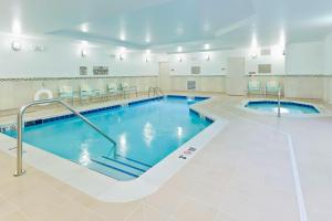 兰霍恩万豪费城兰霍恩斯普林希尔套房酒店的一座蓝色海水的大型室内游泳池