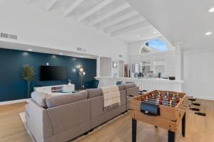 凤凰城Stylish Phoenix Townhome - Central Location & Sleeps 8的客厅配有沙发和带游戏的桌子