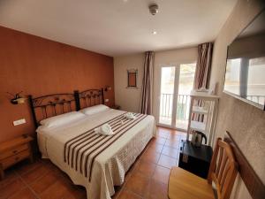 萨各夫雷纳海玛旅馆的一间卧室设有一张床和一个窗口