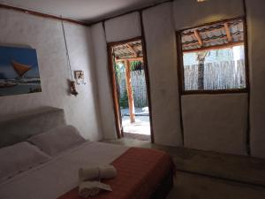 巴拉格兰德Pousada Santa Aldeia的一间卧室设有床、窗户和门