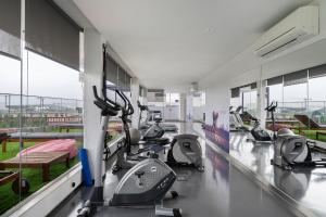里斯本WHome Urban Retreat w/Parking, Elevator & AC by Benfica Stadium的健身房设有数台跑步机和椭圆机