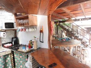 巴拉格兰德Pousada Santa Aldeia的厨房配有桌子、椅子和柜台