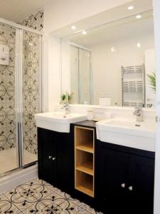 KentOcean View apartment, beautiful sea views的一间带两个盥洗盆和淋浴的浴室