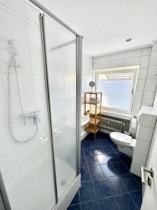 博霍尔特BocholtApartments的带淋浴、卫生间和盥洗盆的浴室