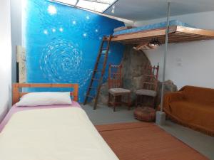 蒂约那Twin room in the greenhouse close to mountains and surf paradise的一间卧室设有一张双层床和蓝色的墙壁。