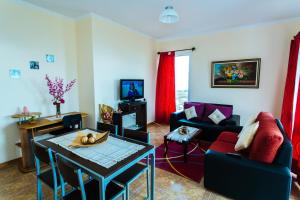 桑塔纳AL - Perola Dourada的客厅配有沙发和桌子