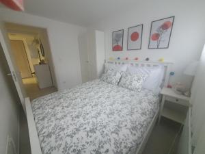 萨格勒布Cosy 35m2 appartment的一间小卧室,配有一张带白色床罩的床